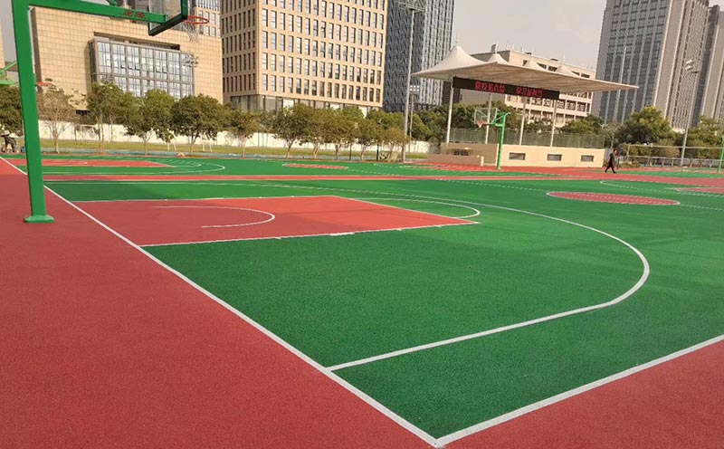 學校塑膠籃球場