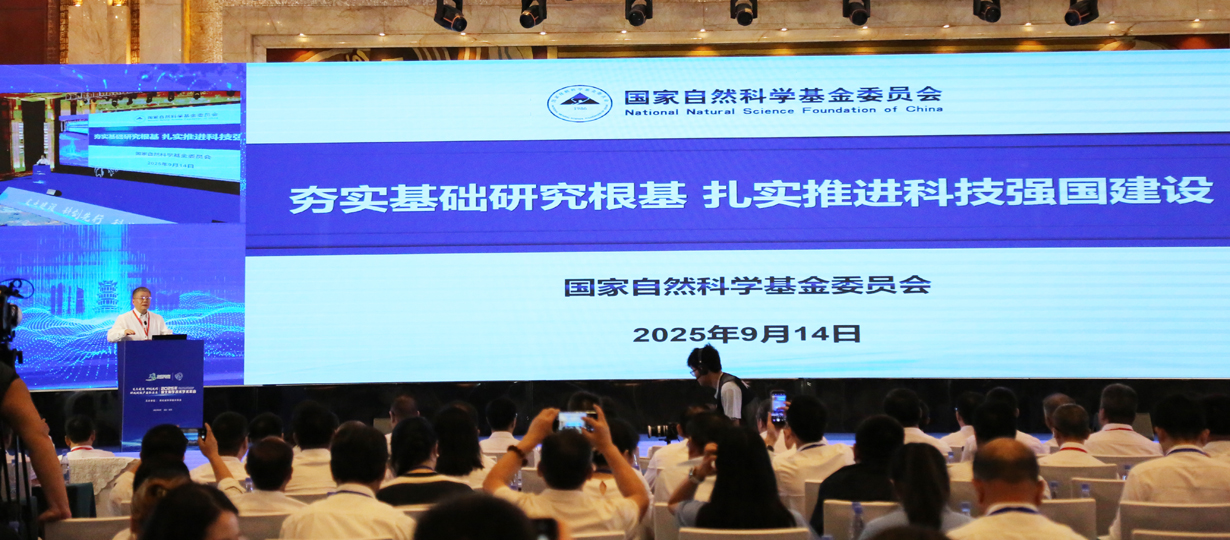 中國科學(xué)院院士，國家自然科學(xué)基金委員會副主任，腫瘤生物學(xué)家張學(xué)敏作主旨報(bào)告