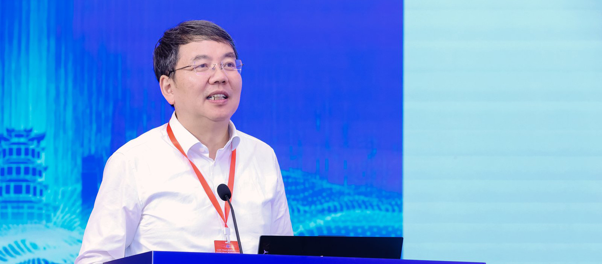 中國科學(xué)院院士，華中科技大學(xué)學(xué)術(shù)委員會主任，機(jī)器人與智能制造專家丁漢作主旨報(bào)告