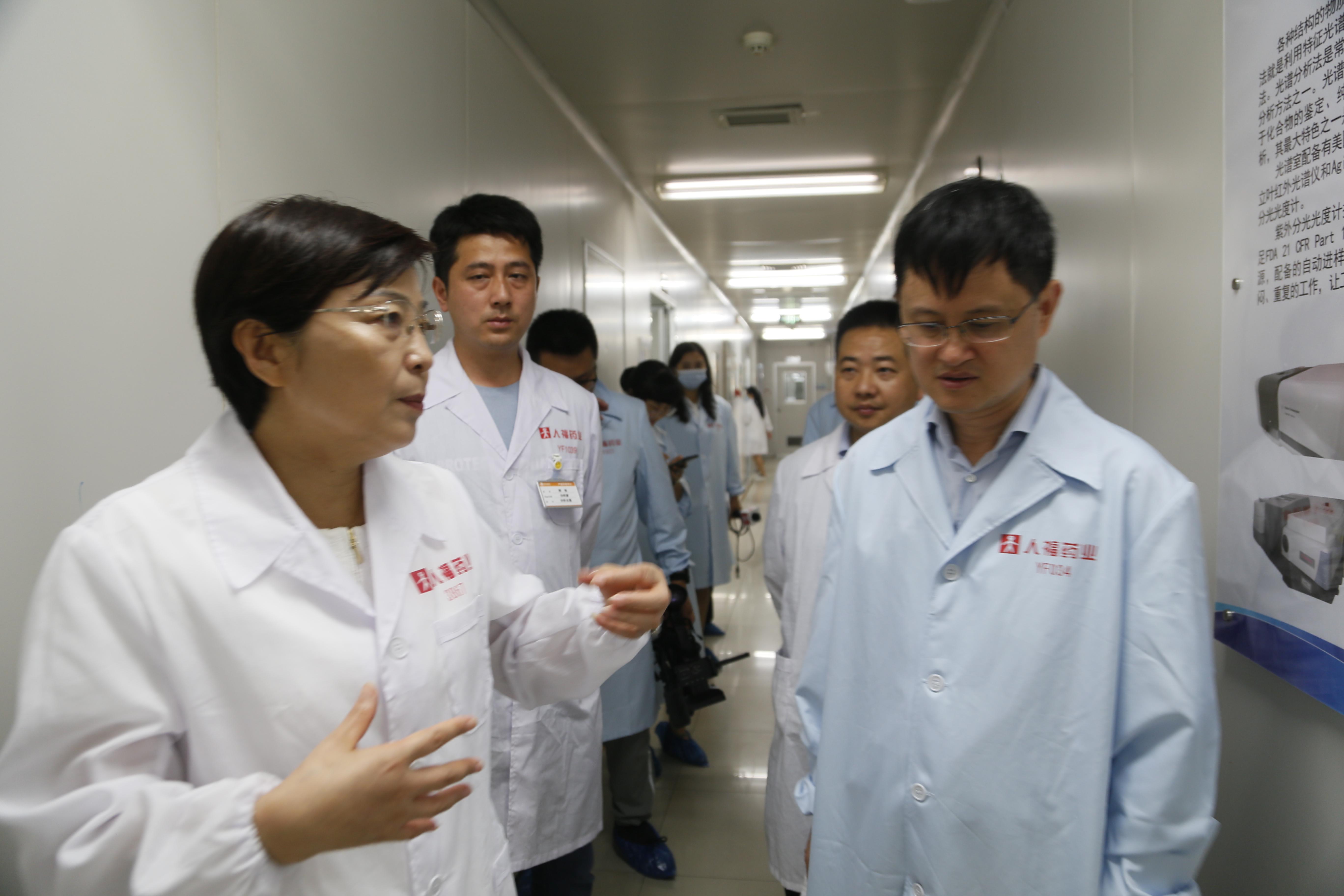 圖4：宜昌人福藥業(yè)總工程師李莉娥與舒紅兵院士進(jìn)行交流.jpeg