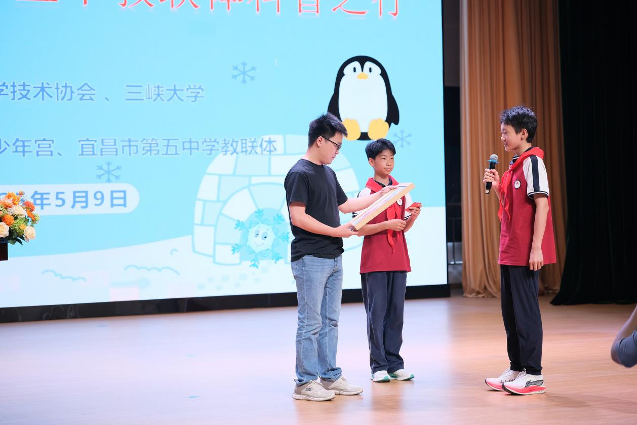 1747035178648031912.png 宜昌市科協(xié)開展科學(xué)家精神進(jìn)校園活動3.png